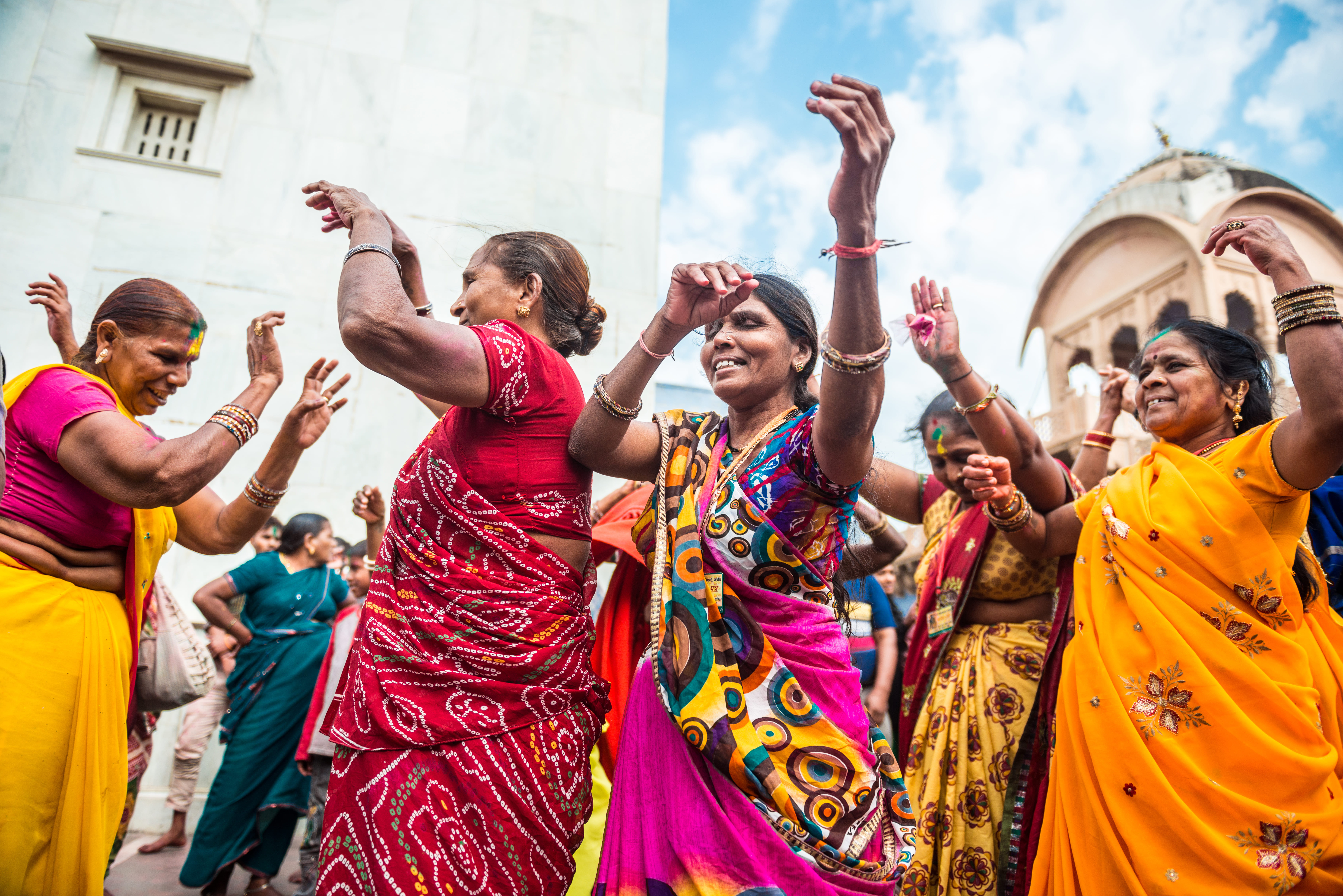 Tanzende Frauen im Sari in den Reisearten, wie Kultur erleben werden hier dargestellt