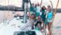 Eine fröhliche Reisegruppe auf einem Segelboot im Mittelmeer