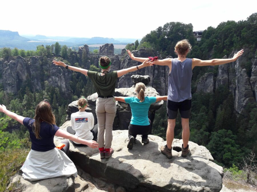 Jugendliche genießen die Aussicht auf Reisen in der Sächsischen Schweiz