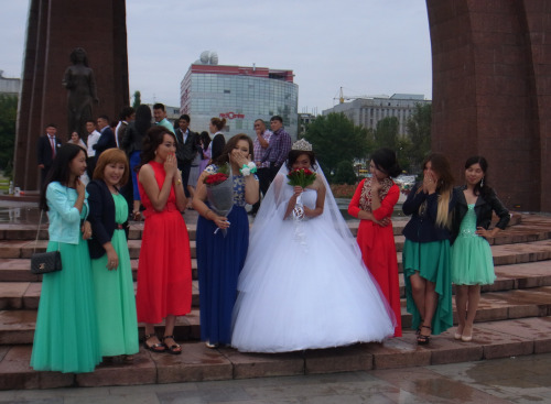 Frauen auf einer Hochzeit in Kirgistan